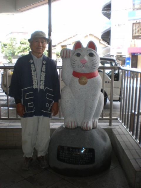 京王線豪徳寺駅前　招き猫像サムネイル